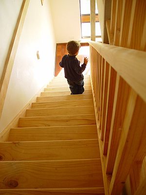 Kleinkind auf  Treppe